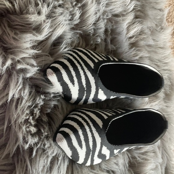 Pointy toe animal print  shoes 8 slip ons. NWOT - Picture 3 of 8